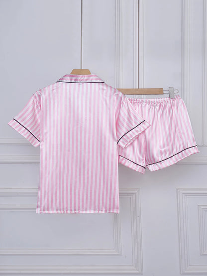 Gestreiftes, besticktes Pyjama-Set mit Buchstabentaschen, kurzen Ärmeln und Shorts, lässige Satin-Nachtwäsche mit Reverskragen und Knopfdetail.