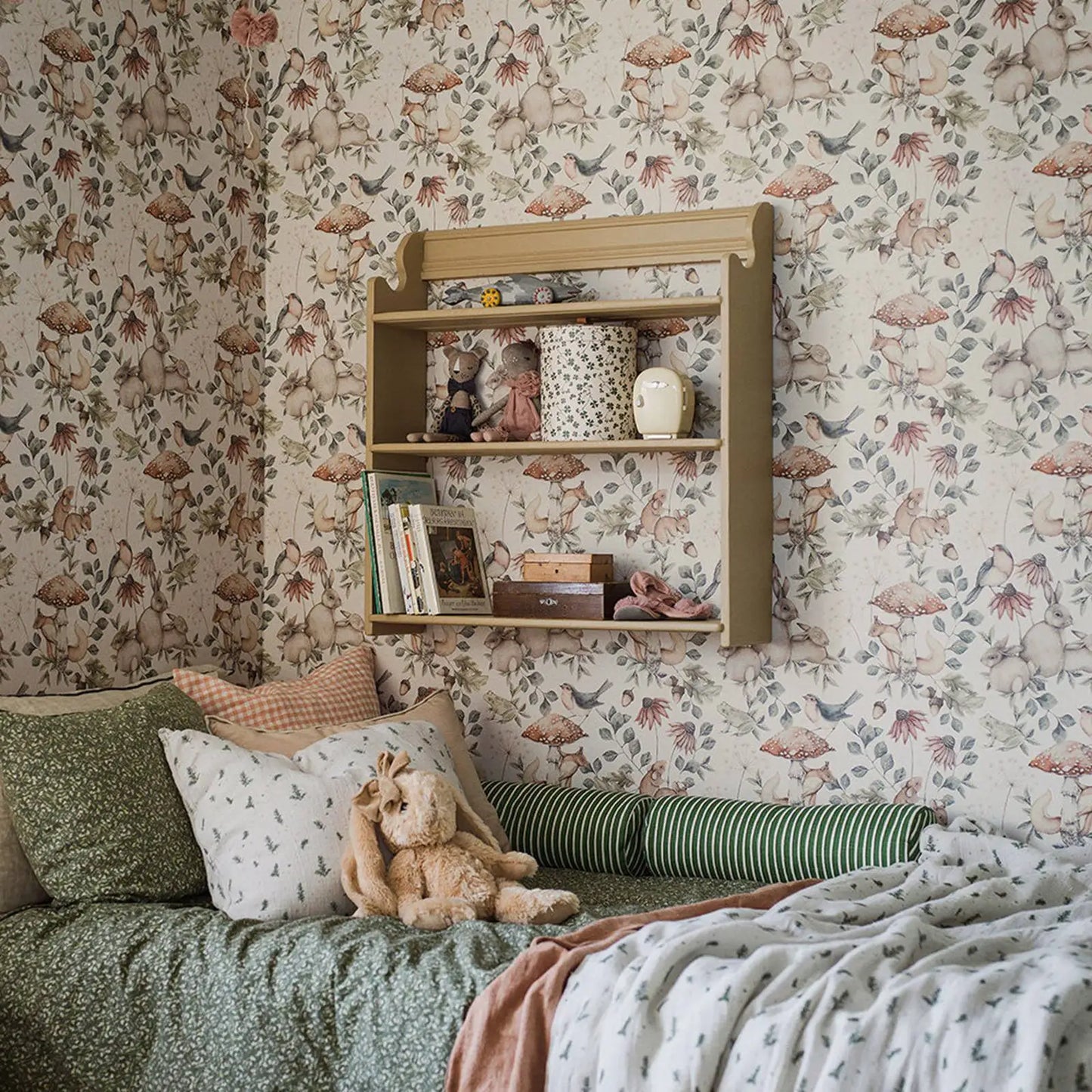 Magische märchenhafte Landschaftstapete für Kinder mit Eichhörnchen, Robinen, Hol Mäusen und Kaninchen, tierische normale Wanddekoration