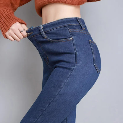 Frauen Thermische Dünne Jeans Mom Winter Warme Plüsch Stretch Jeans Dame Fleece Schnee Denim Hosen Student Bleistift Gerade Bein Hosen.