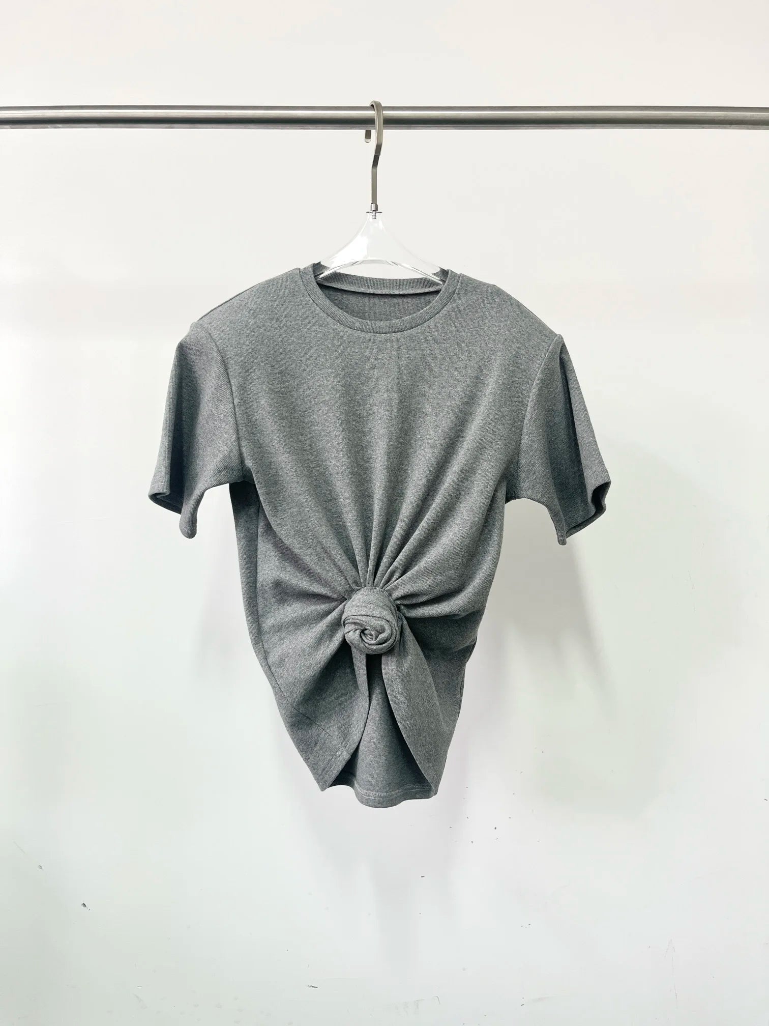 Y2K knotted twist knitted threaded round neck Top women fashionable and versatile navel padded shoulder short-sleeved T-shirt.