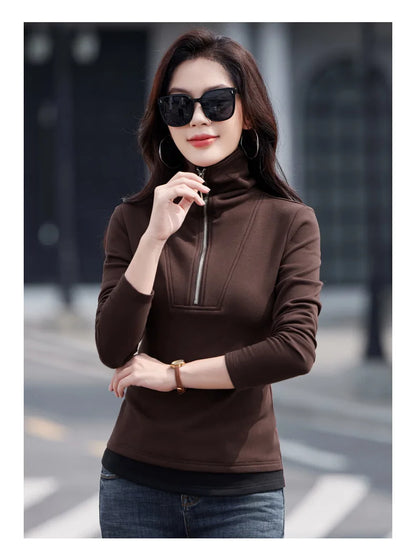 Fake two long sleeved T-shirts for women in autumn and winter, new fashionable plus size color blocked warm zipper lapel top.