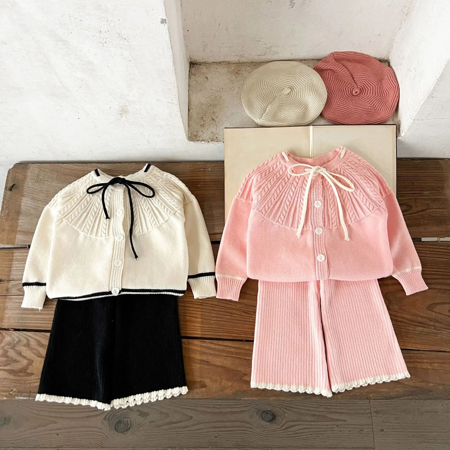 Ins Mädchen Baby reine Baumwolle Lotusblatt Kragen Top Bauch Hosen Pullover Set für Kinder Herbst und Winter Wärme Set.