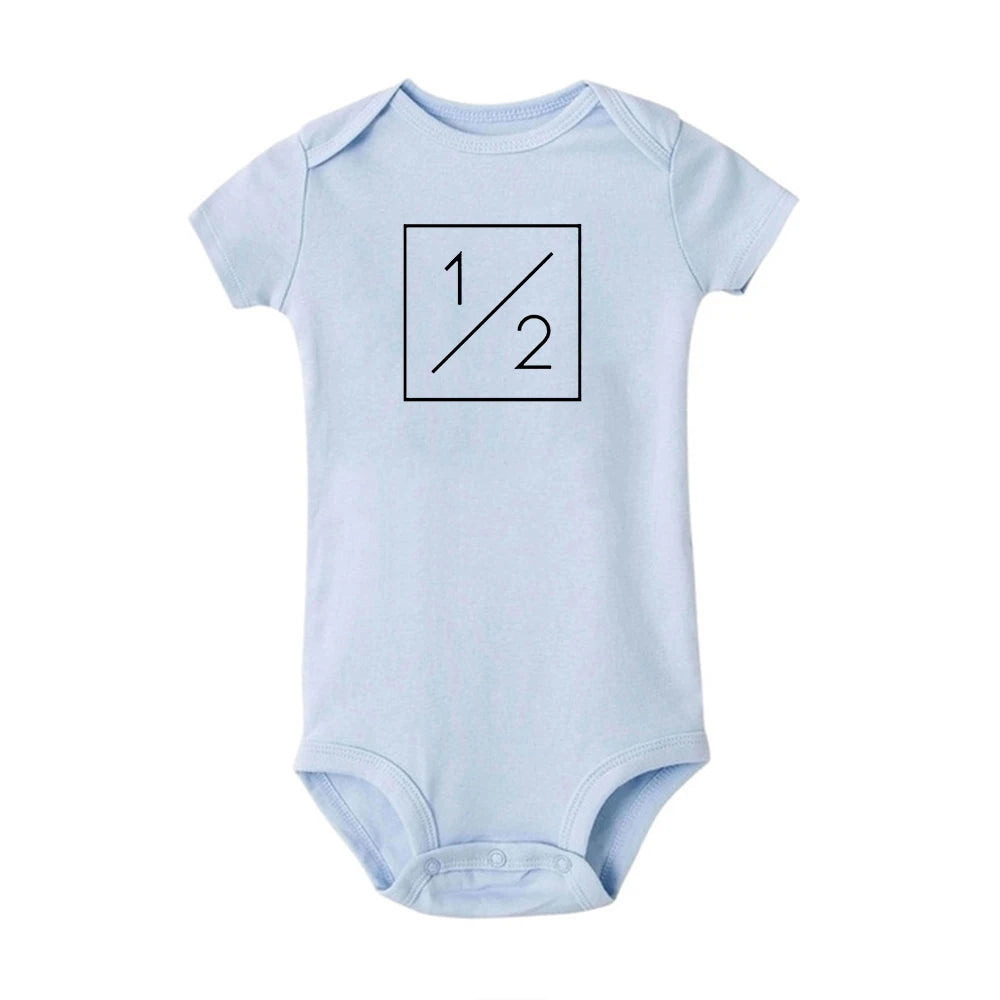 Ein halber Geburtstags-Body. Halbes Geburtstags-Shirt, 1/2 halber Geburtstags-Einteiler, halbe Geburtstags-Outfits für Jungen, geschlechtsneutrales Baby-Geschenk.