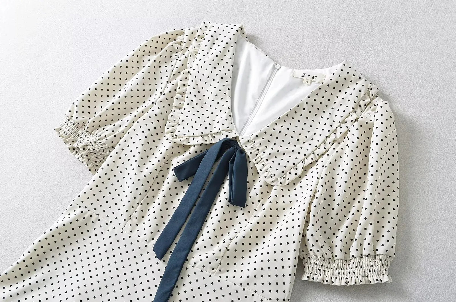 Luxus-Kleider für Damen, 2022, Sommer, kurzes Kleid, sexy, französisches Minikleid, kurzes Puffärmel-Minikleid mit Schleifendetail, Punktedruck.