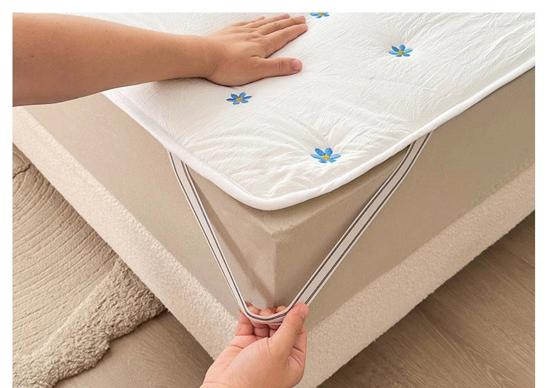 Removable Mattress Protector Thin Lightweight Bed Cover Fits All Sizes Easy to Clean.