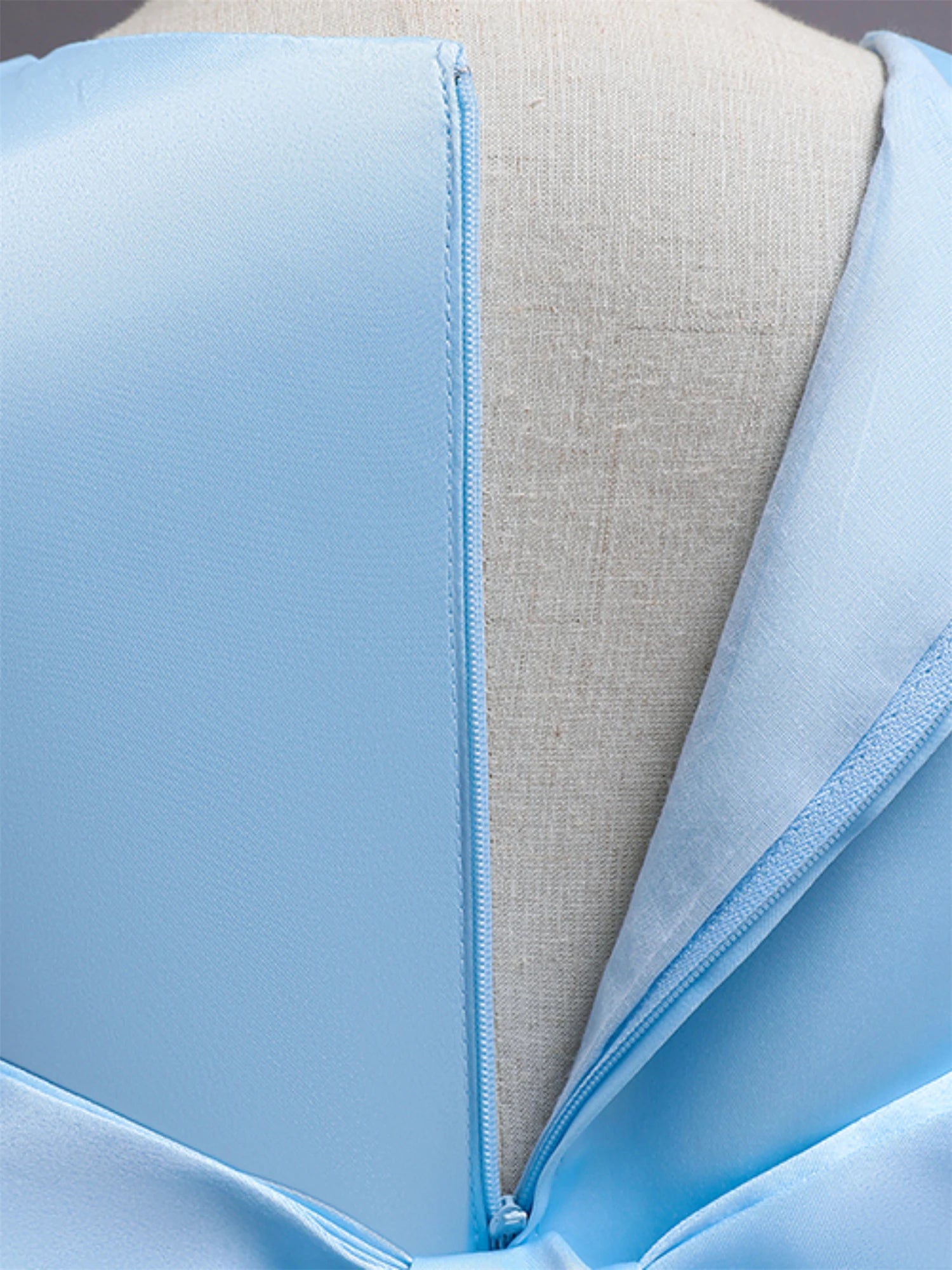 Blumen stickerei Kleid des blauen Mädchens ärmellose schlanke Prinzessin Geburtstags feier Kleid Klavier Performance tragen.