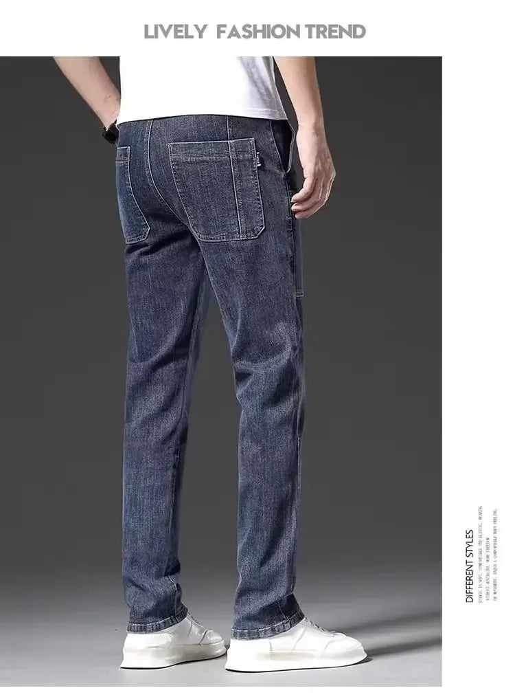 Elastische Herrenjeans, lässig, lockere Passform, mehrere Taschen, sechs Taschen, vielseitig, stilvoll, trendig, lockere Hose, männliches Modell.