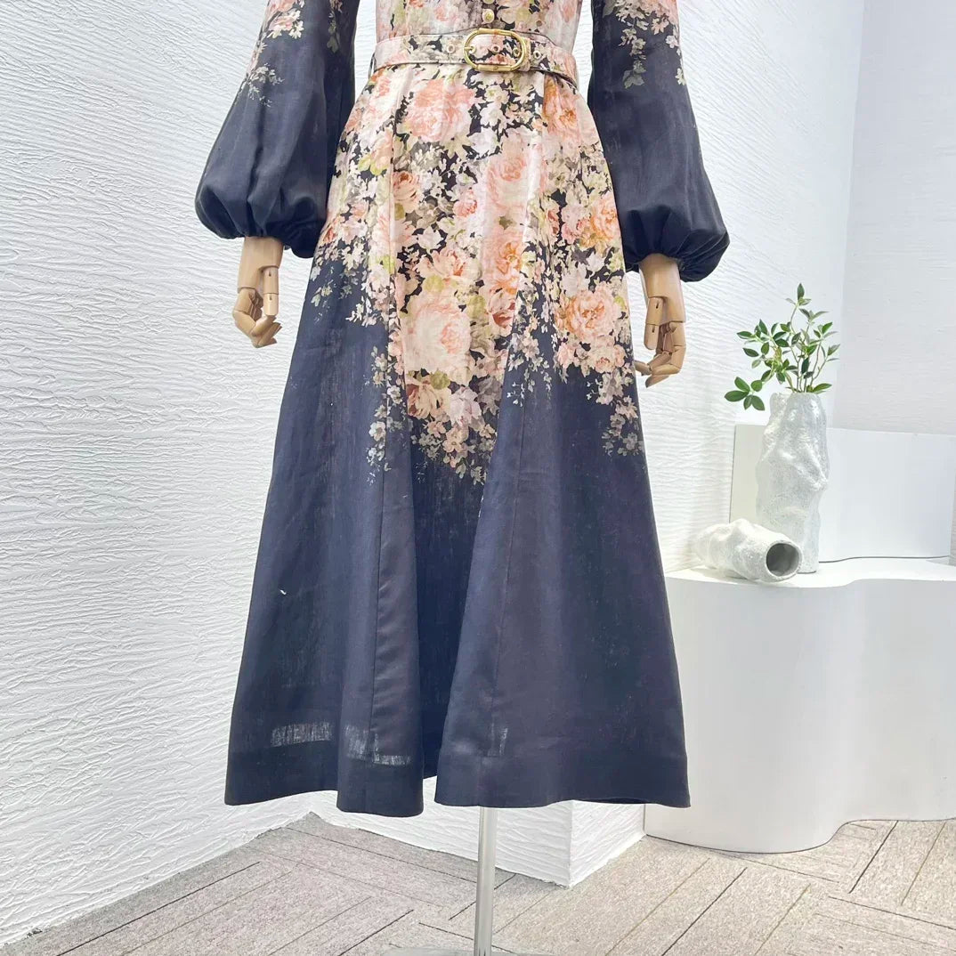 Schwarzes Leinen-Midikleid mit Rokoko-Blumendruck, langen Ärmeln und hoher Taille.