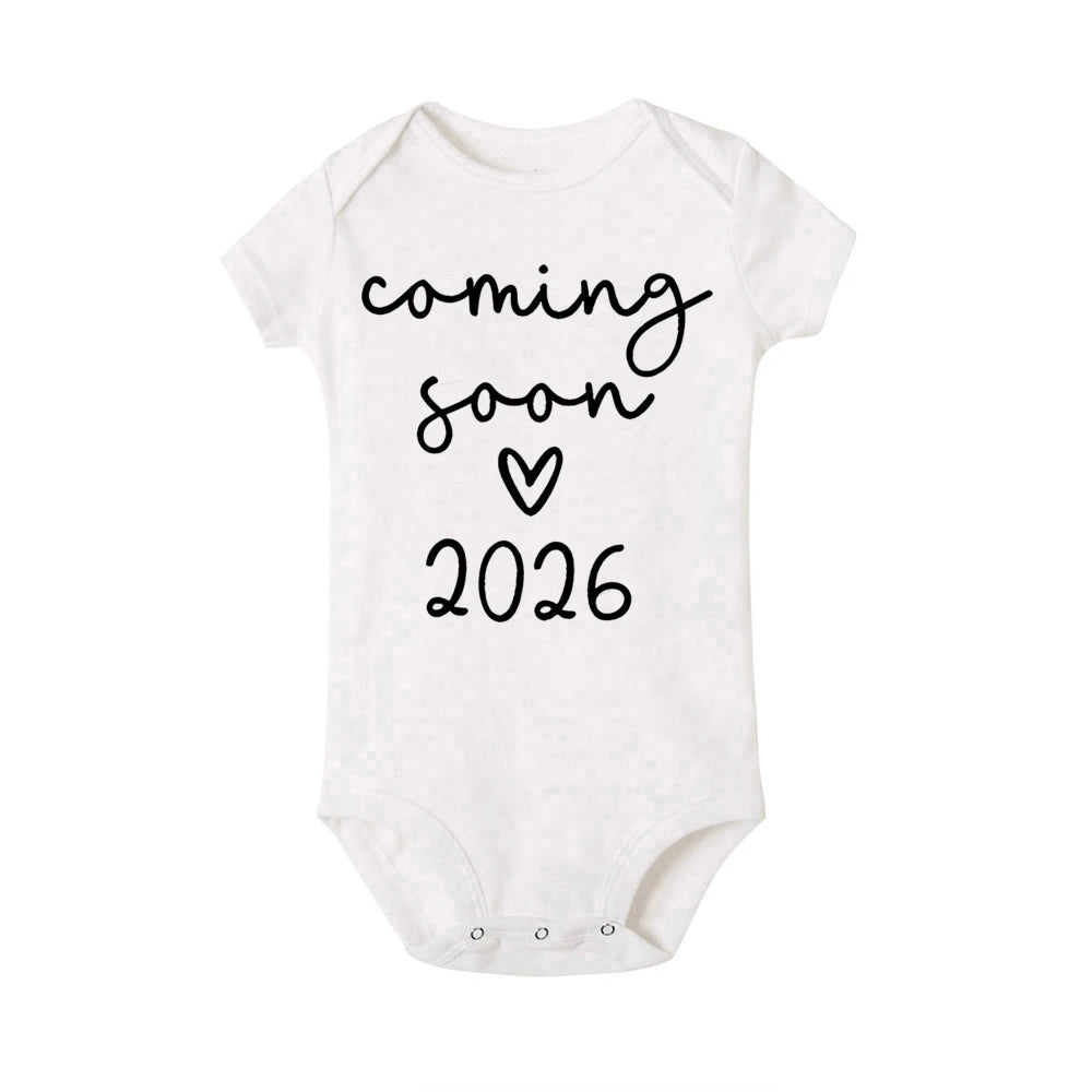 Bald 2026 Baby-Ankündigungskleidung für Neugeborene, Sommer-Bodys für Jungen und Mädchen, Strampler für Schwangere, enthüllt Kleidung.