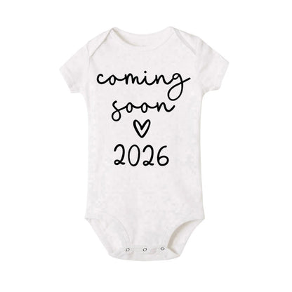 Bald 2026 Baby-Ankündigungskleidung für Neugeborene, Sommer-Bodys für Jungen und Mädchen, Strampler für Schwangere, enthüllt Kleidung.