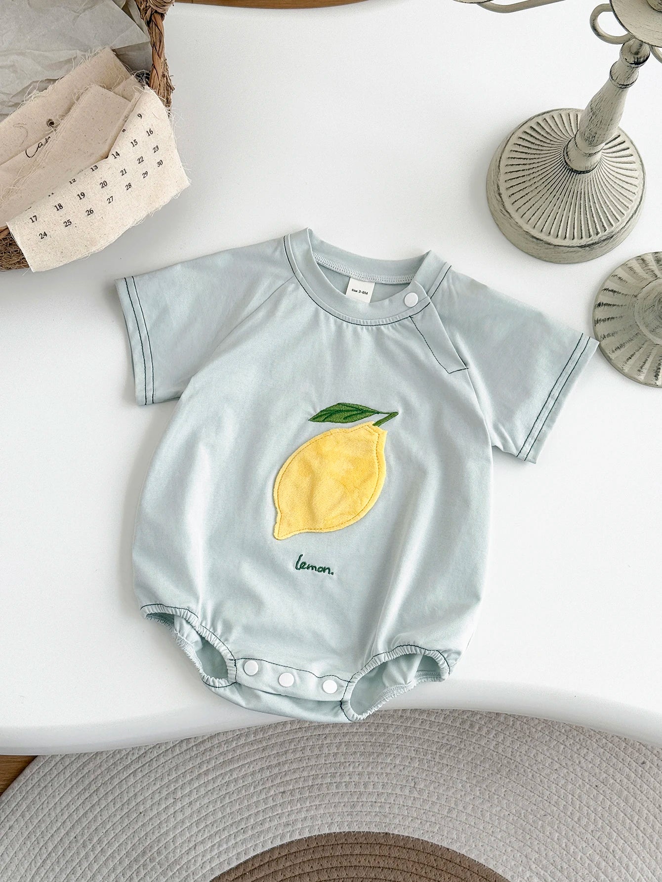 INS Sommer Neue Baby Body Neugeborenen Kleidung Jungen Mädchen Baumwolle Dreieck Strampler Plüsch brief Kurzarm Infant 0-18M.