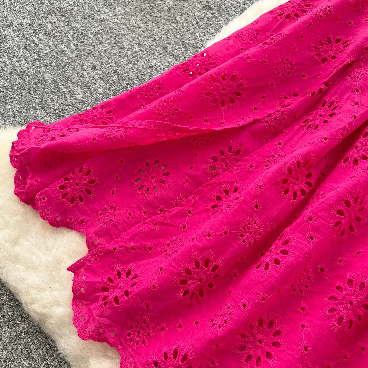 SINGREINY Schickes, ausgehöhltes Kleid mit Stickerei, Rüschen, Spleiß, schulterfrei, elastisch, gerüscht, schlank, 2025, solides, sanftes, langes Urlaubskleid.