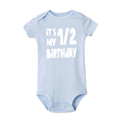 Ein halber Geburtstags-Body. Halbes Geburtstags-Shirt, 1/2 halber Geburtstags-Einteiler, halbe Geburtstags-Outfits für Jungen, geschlechtsneutrales Baby-Geschenk.