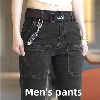 Elastische Herrenjeans, lässig, lockere Passform, mehrere Taschen, sechs Taschen, vielseitig, stilvoll, trendig, lockere Hose, männliches Modell.