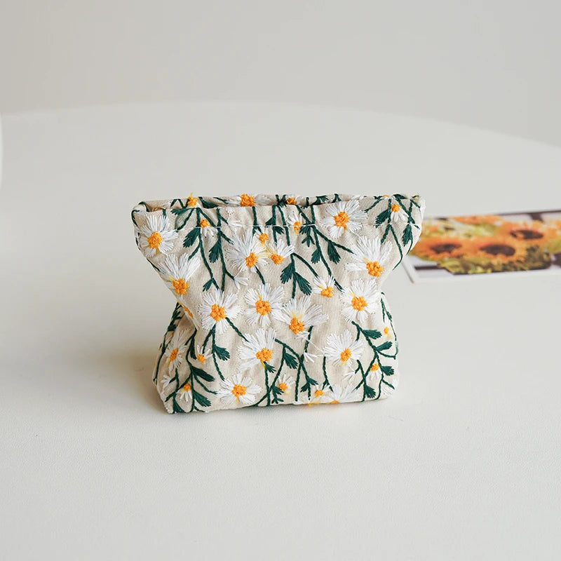 White Embroidery Daisy Women's Makeup Bag Portable Coin Purse Key Case Cosmetics Lipstick Storage Bag Commuter Liner Bag Ins.