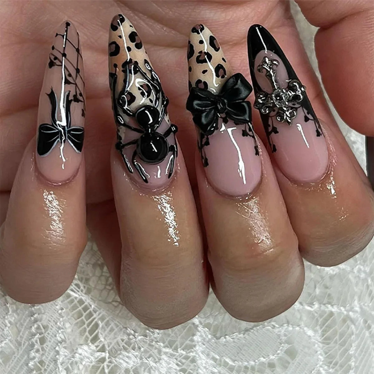 24pcs Sliver Spider Design Fake Nail Halloween Gothic Punk False Nail Tips Wearable European Heavy Metal Almond Press on Nails.