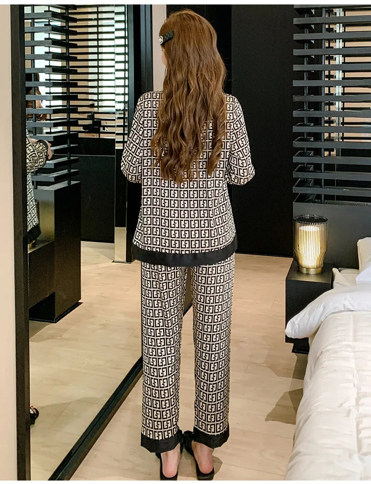 2PcsLarge Größe Frauen Pyjamas Set Gedruckt Homewear Eis Seide Lange Ärmeln Lange Hosen Student Pyjamas Schwarz Strickjacke kann Getragen Werden.