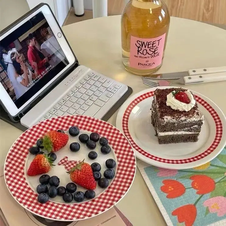 INS High Beauty Plate Vintage French Red Checkered Bear Plate Cute Ceramic Round Plate Dessert Breakfast Creative Dish Circular.