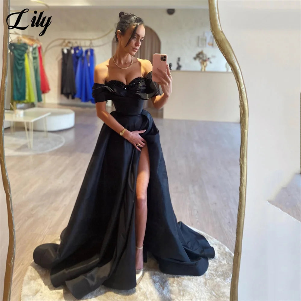 Schwarzes Lilien-Abschlussballkleid, schulterfreies Ballkleid, herzförmiger A-Linien-Satin-Partykleid mit Falten, seitlicher Schlitz, SAVE PERSONADE, individuell gestaltet.