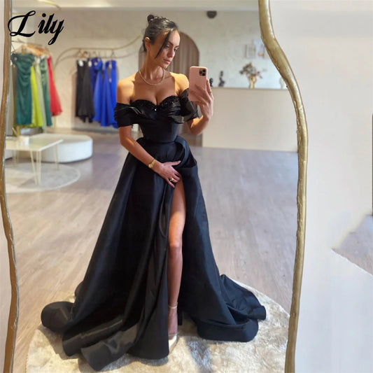 Schwarzes Lilien-Abschlussballkleid, schulterfreies Ballkleid, herzförmiger A-Linien-Satin-Partykleid mit Falten, seitlicher Schlitz, SAVE PERSONADE, individuell gestaltet.