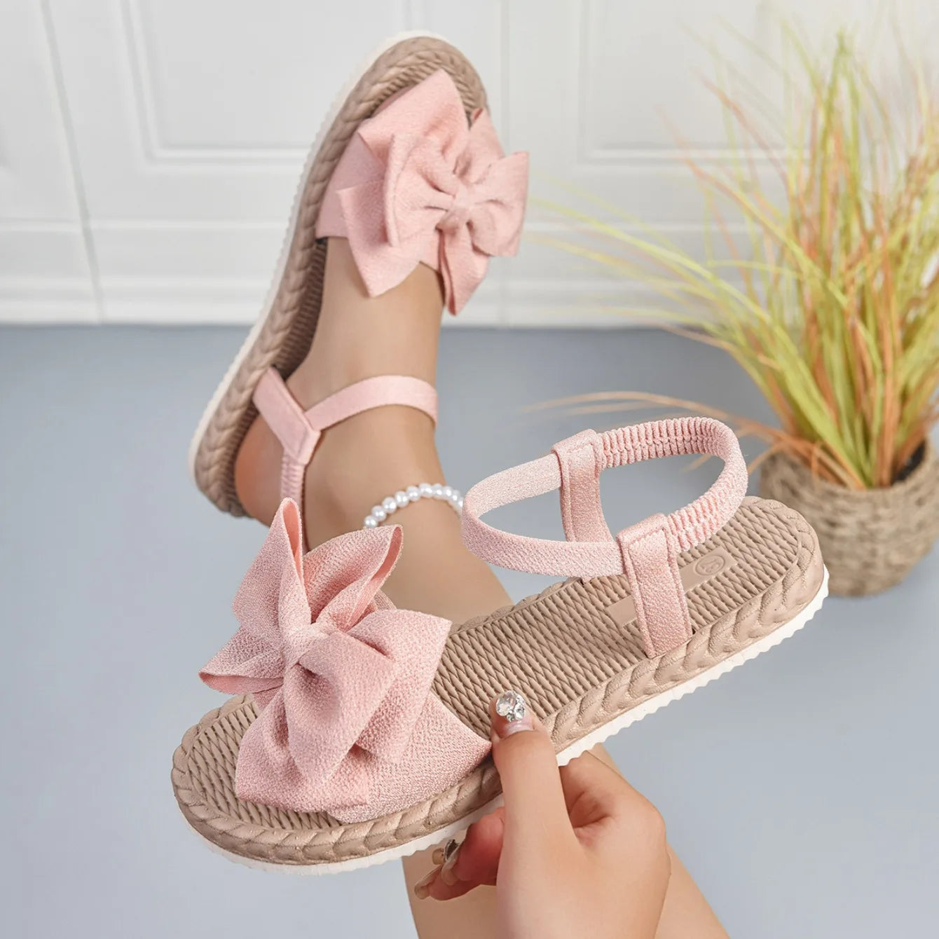 2025 New Women Sandals Summer Lightweight Sandals Fashion Beach Casual Slippers Outdoor Bow Tie Flat Shoes Home platform sandals.