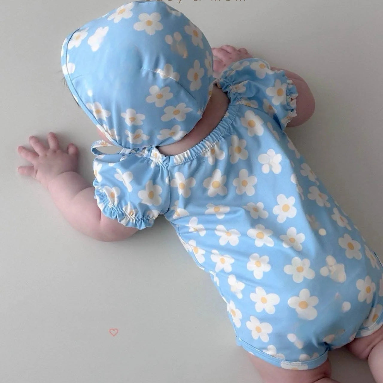 2025, Sommer Baby Badeanzug Koreanischen Stil INS Gedruckt Infant Ein Stück Overall Kleinkind Mädchen Schwimmen Body Mit Hut.