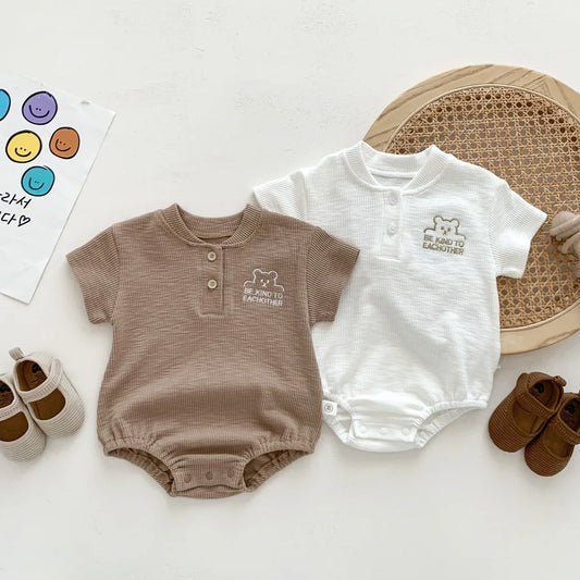 Baby Krabbeln Kleidung Sommer Kurzarm Cartoon Bär Brief Outfits Kinder Infant Bodys Baumwolle Ein Stück Klettern Anzug.