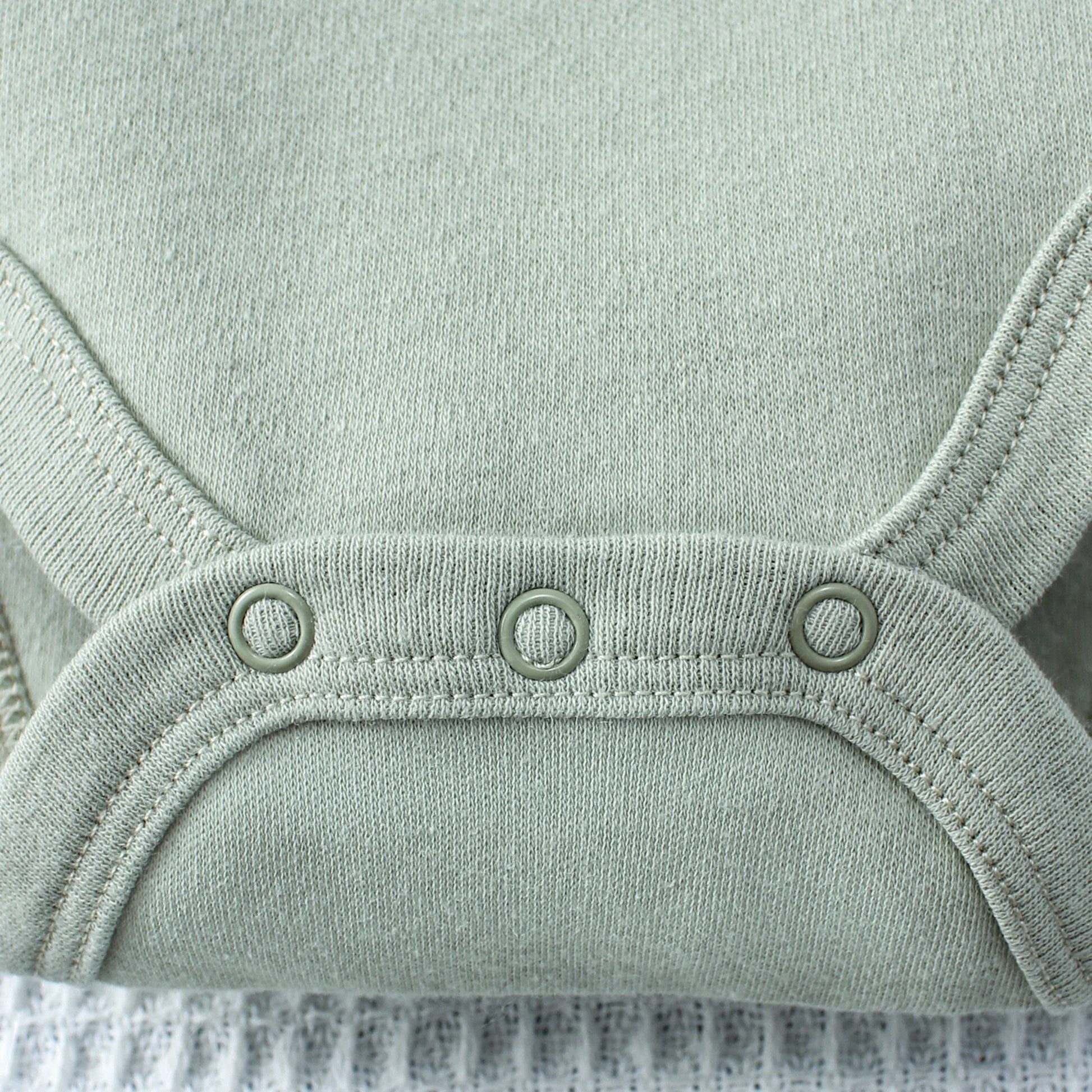 3-teiliges Sommer-Baby-Body, dreiteiliges Set mit Cartoon-Dinosaurier-Muster und Streifenmuster, Knopf-Design für Jungen im Alter von 0–9 Monaten.