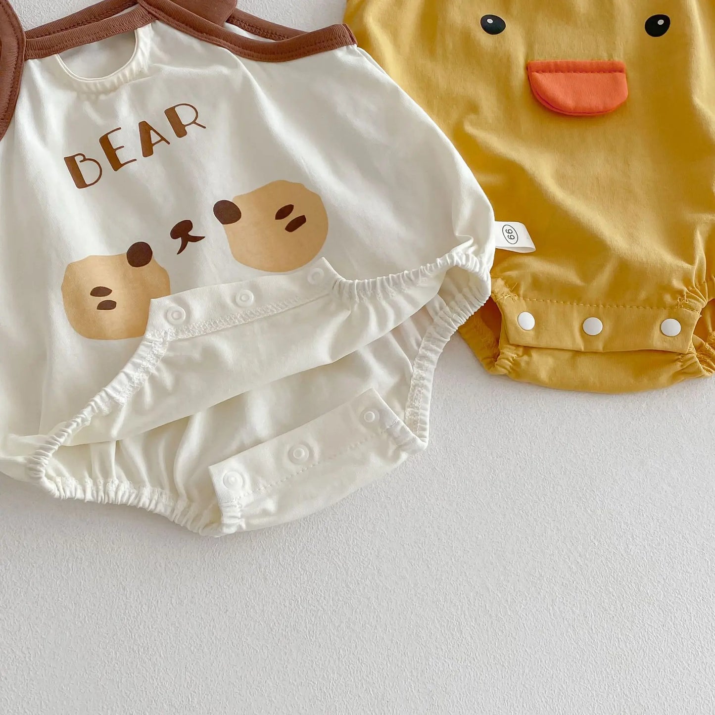 0–2 Jahre Baby-Strampler aus Baumwolle mit Tier-Cartoon-Motiv – bezaubernde Enten- und Bären-Designs – weich und bequem für Babykleidung.