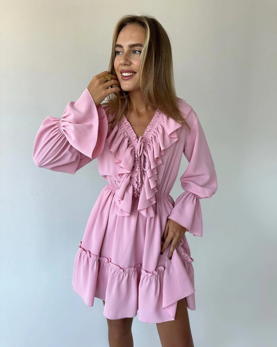 Glänzendes gekräuseltes weißes Mini kleid mit V-Ausschnitt, weibliches Patchwork, langärmliges, elegantes Verband-Mode kleid, hoch tailliertes Schnür kleid für Frauen