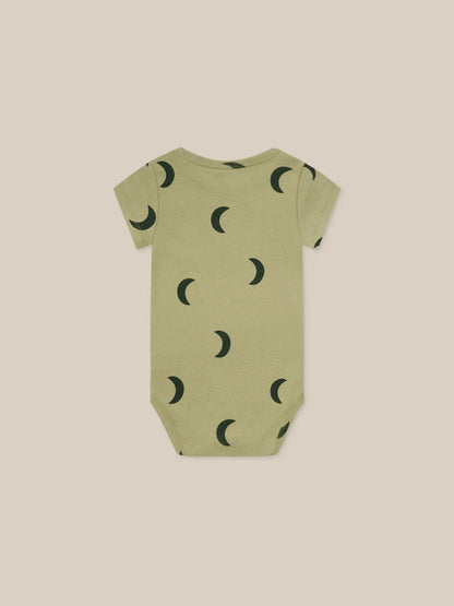 Babyanzug 2025, neuer süßer Baby-Kurzarm-Dreieckstaschen-Furz-Overall im Instagram-Stil für drinnen und draußen.