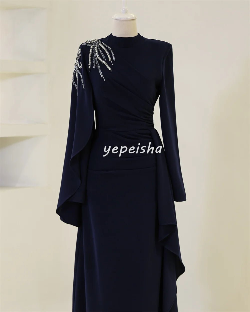 Maßgeschneiderte glitzernde Jersey-Falten, gerüscht, drapiert, mit Perlen besetzt, mit Pailletten, gerader, hoher Kragen, lange Kleider, maßgeschneiderte Anlasskleider im Retro-Stil.