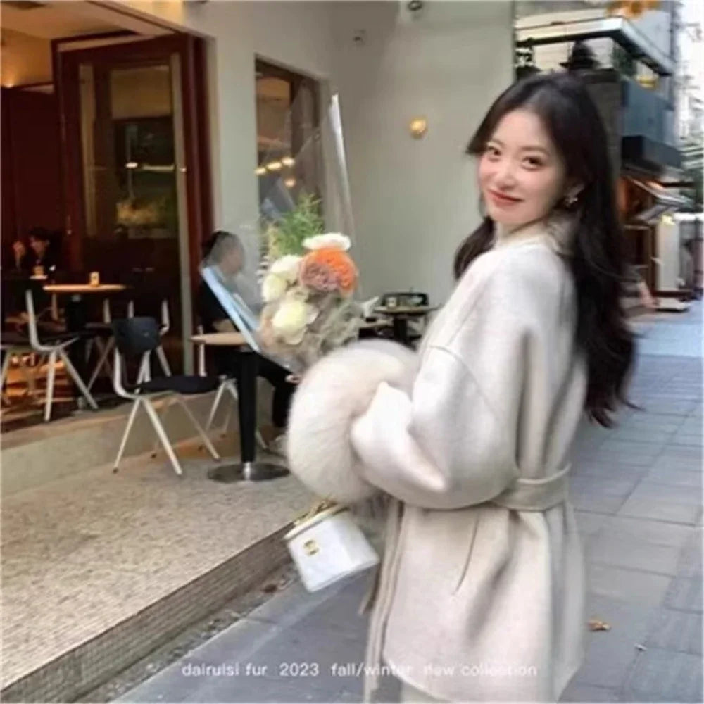 Grauer Wollmantel mit Krawatten-Taillenkollektion für Damen im Herbst und Winter 2024, neuer langärmeliger, lockerer High-End-Cape-Mantel, mittellanges Oberteil.