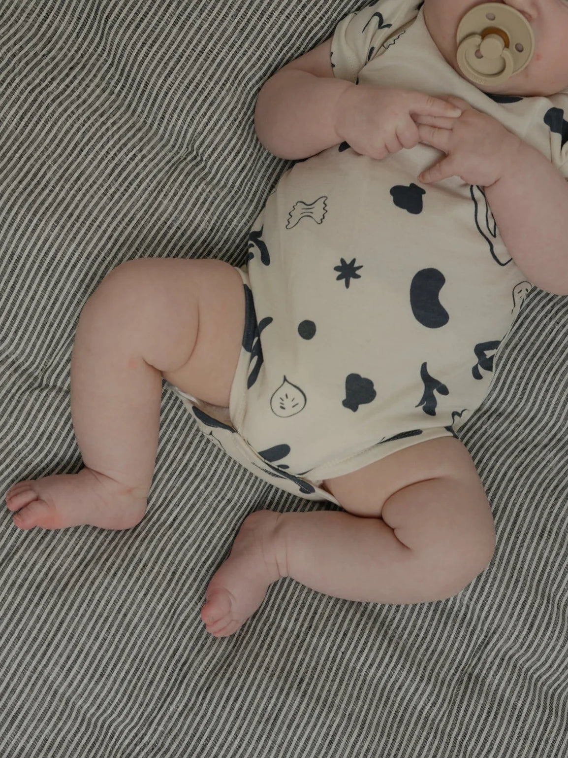 Babyanzug 2025, neuer süßer Baby-Kurzarm-Dreieckstaschen-Furz-Overall im Instagram-Stil für drinnen und draußen.