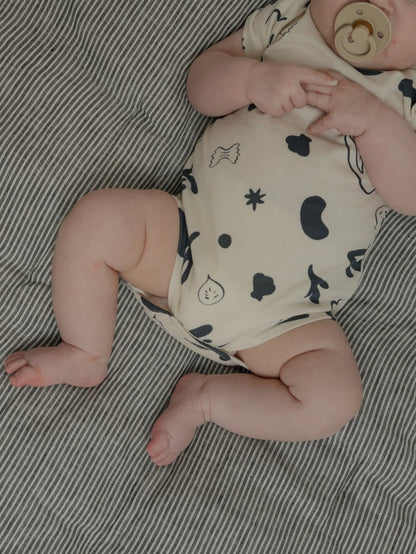 Babyanzug 2025, neuer süßer Baby-Kurzarm-Dreieckstaschen-Furz-Overall im Instagram-Stil für drinnen und draußen.