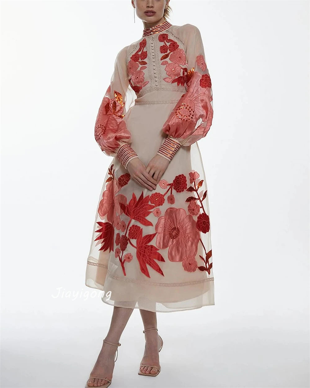 Maßgeschneiderte Jiayigong-Abschlussball-Kleider mit exquisitem Stehkragen, A-Linie, Blumen und Knöpfen aus Organza, maßgeschneiderte Anlasskleider.