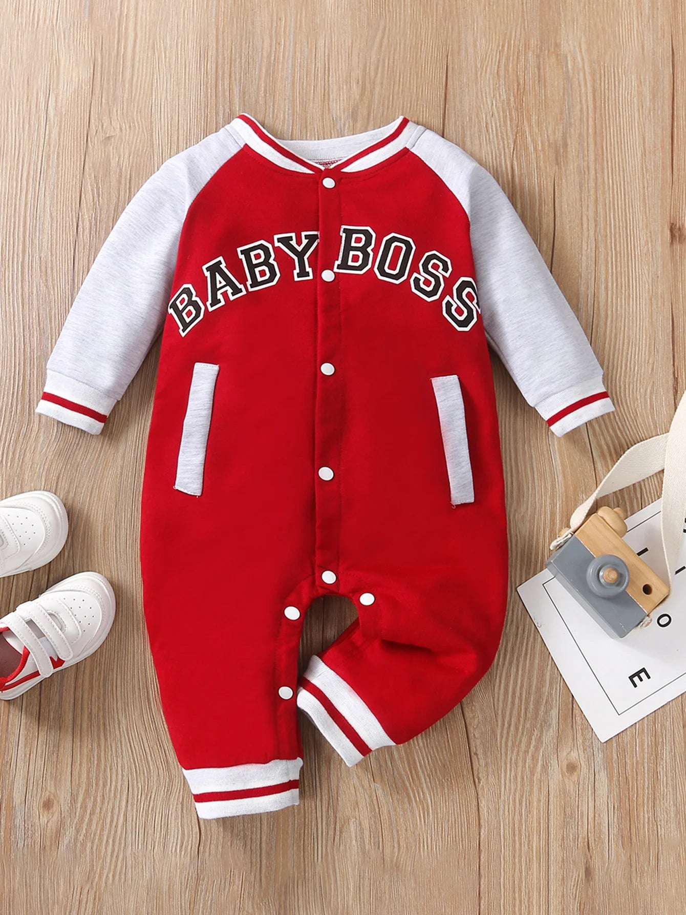 Modischer, langärmliger, süßer und personalisierter Baby-Jungen-Overall mit Rundhalsausschnitt und Buchstabendruck.