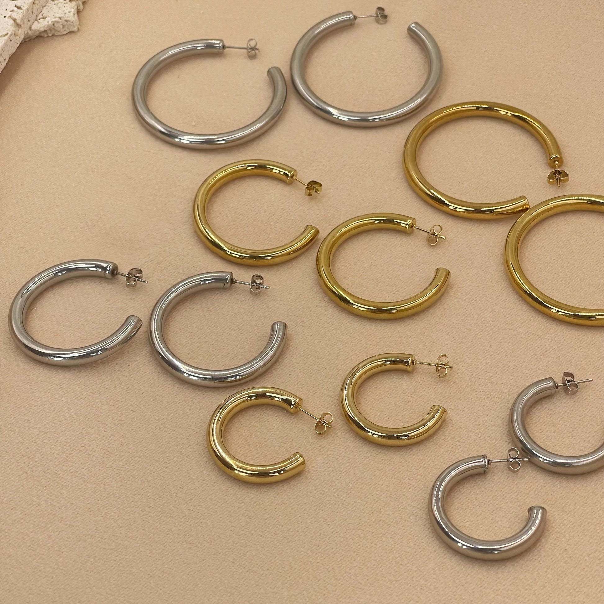 30/40/50mm Classic Stainless Steel Ear Buckle Big Earrings for Women Trendy Gold Color Large Hoop Earring Jewelry Accessories.