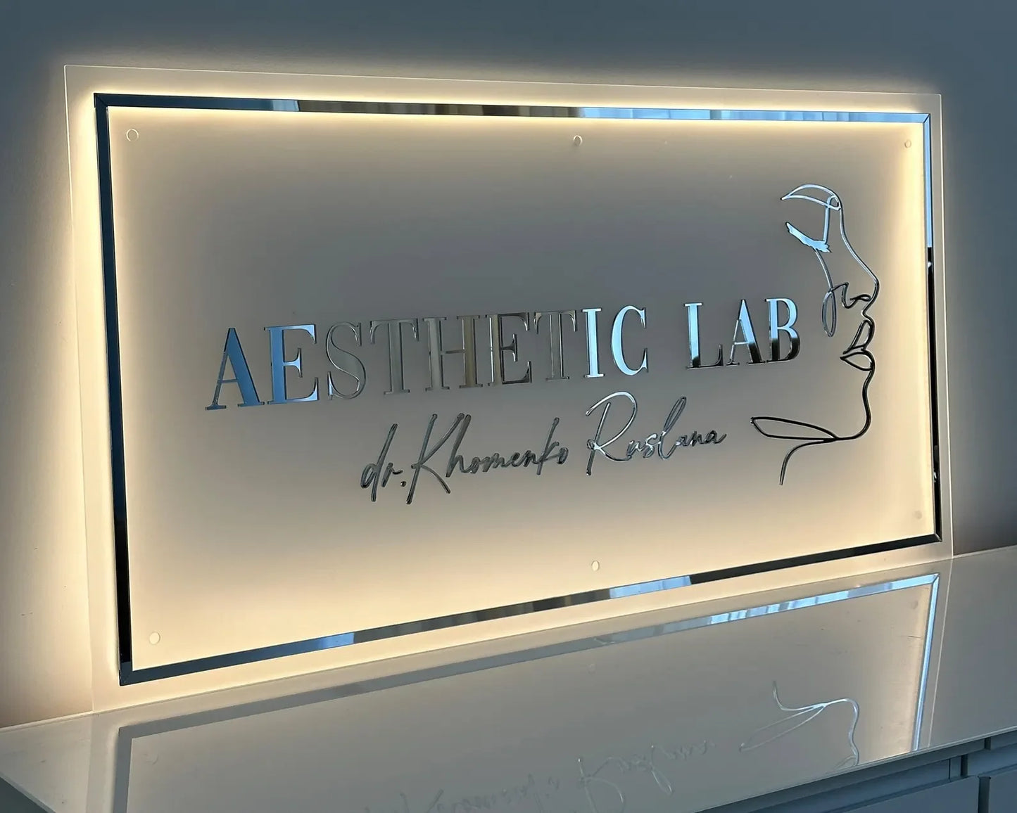 Custom Business Logo LED Sign Backlit Acrylic 3D Rectangle Wall Decor for Beauty Salon Office Company Logo Lighting Signage.