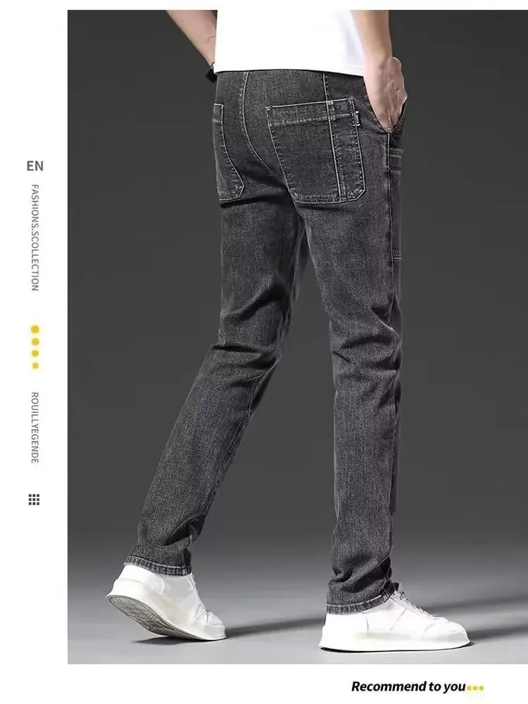 Elastische Herrenjeans, lässig, lockere Passform, mehrere Taschen, sechs Taschen, vielseitig, stilvoll, trendig, lockere Hose, männliches Modell.