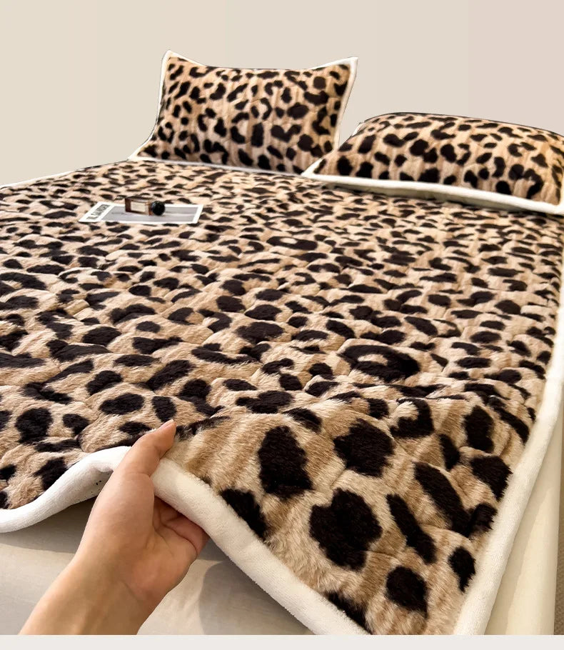 Winter Warm Velvet Mattress Cover Home Dormitory Soft Thick Quilted Bed Sheets Queen Size Bed Cover Fold Tatami Mat Bedspread.