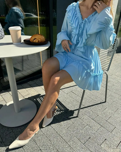 Glänzendes gekräuseltes weißes Mini kleid mit V-Ausschnitt, weibliches Patchwork, langärmliges, elegantes Verband-Mode kleid, hoch tailliertes Schnür kleid für Frauen