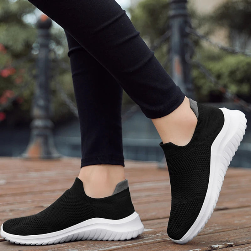Men Sneakers Unisex Casual Shoes Soft Sole Slip-On Vulcanized Shoe Lightweight Loafers Plus Size Walking Men Shoes Tenis Hombres.