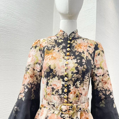 Schwarzes Leinen-Midikleid mit Rokoko-Blumendruck, langen Ärmeln und hoher Taille.