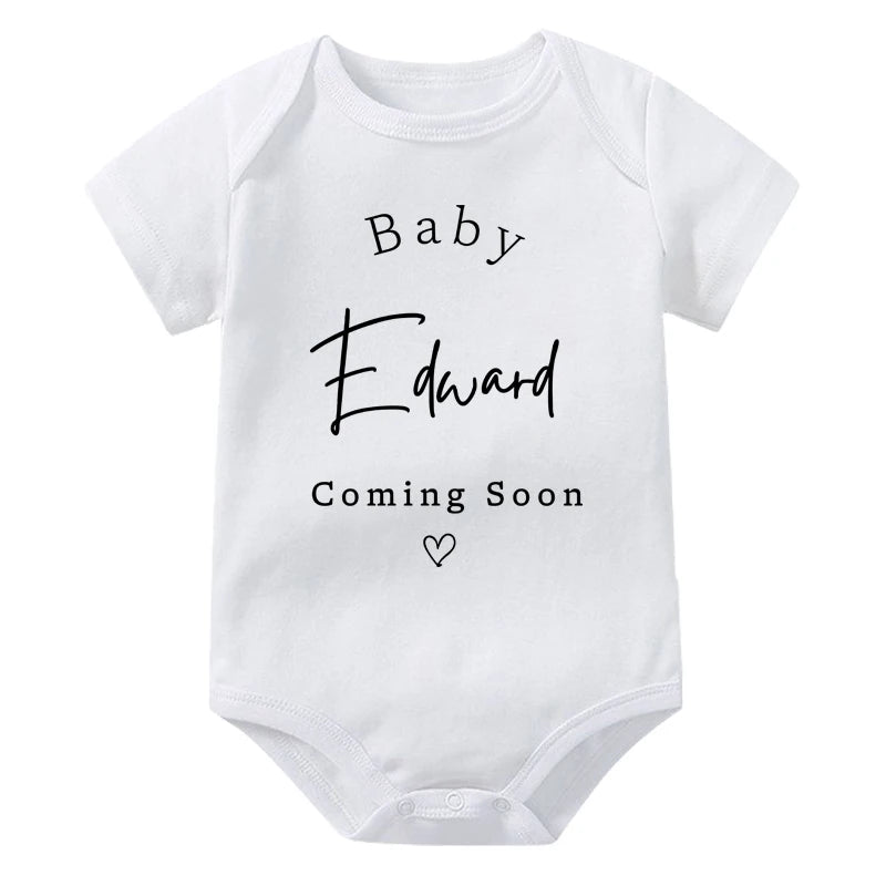 Personalisierter Baby-Body zur Schwangerschaftsankündigung, individueller Baby-Name, der bald kommt, Strampler aus Baumwolle, personalisierter Kleinkind-Overall.