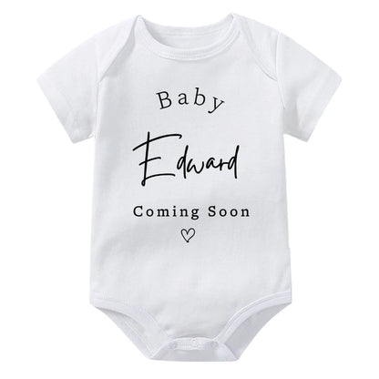 Personalisierter Baby-Body zur Schwangerschaftsankündigung, individueller Baby-Name, der bald kommt, Strampler aus Baumwolle, personalisierter Kleinkind-Overall.