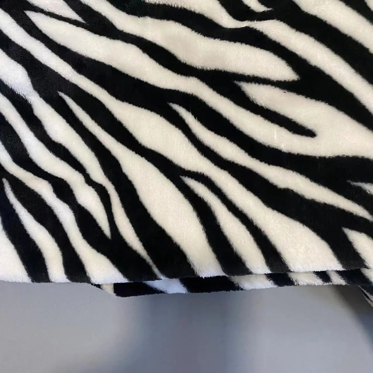 Zebra-gestreifter Korallensamt-Pyjama, Homewear-Anzug für Damen, Herbst und Winter, neuer Heimanzug, gepolsterte und verdickte warme Kleidung.