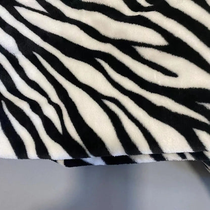 Zebra-gestreifter Korallensamt-Pyjama, Homewear-Anzug für Damen, Herbst und Winter, neuer Heimanzug, gepolsterte und verdickte warme Kleidung.