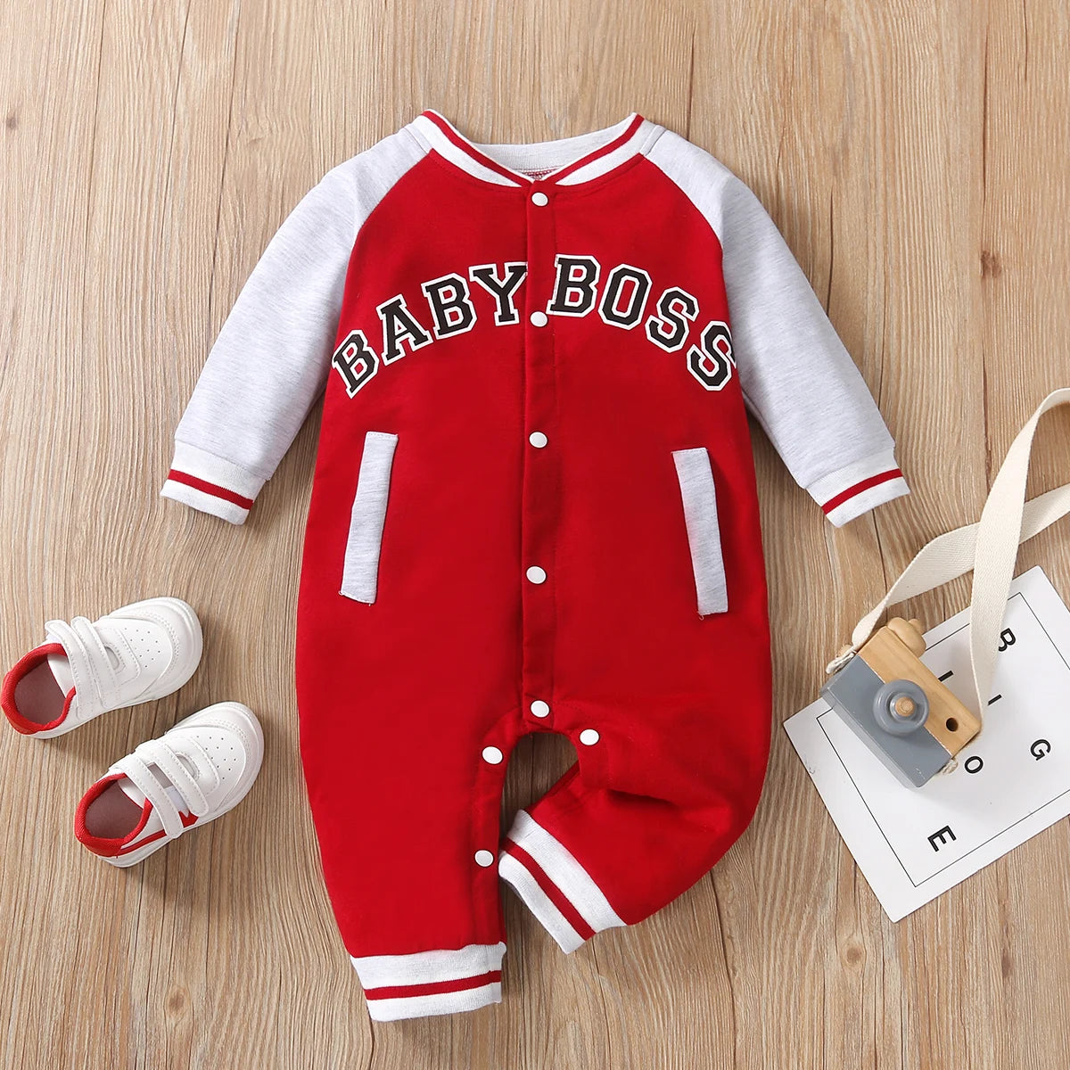 Modischer, langärmliger, süßer und personalisierter Baby-Jungen-Overall mit Rundhalsausschnitt und Buchstabendruck.