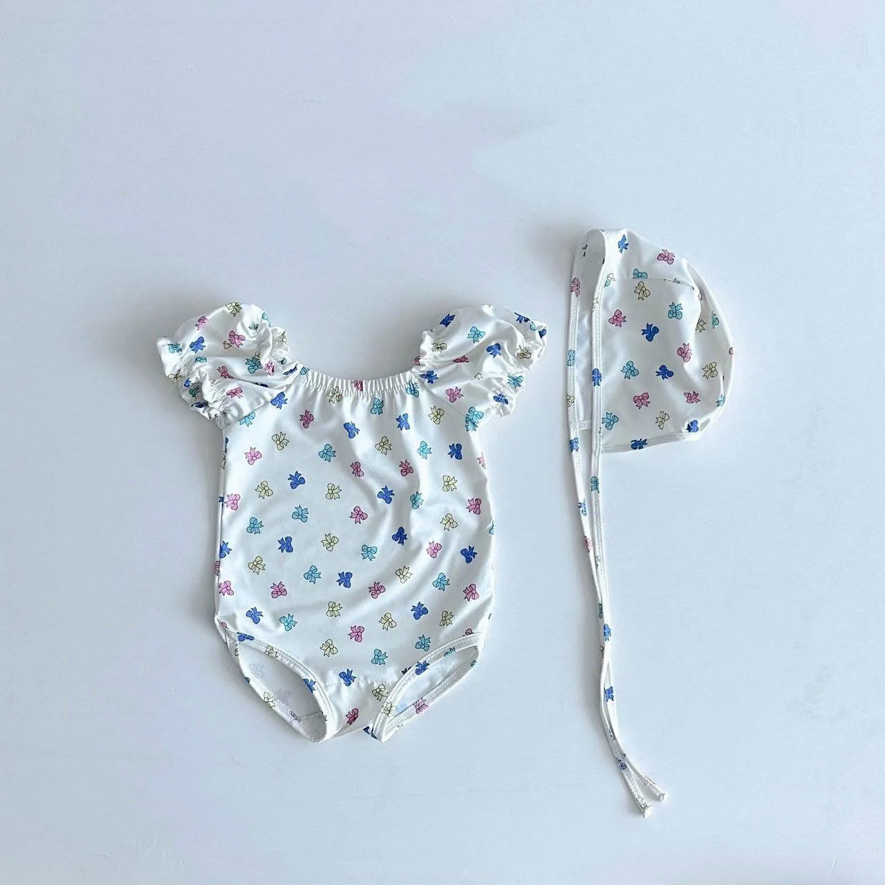 2025, Sommer Baby Badeanzug Koreanischen Stil INS Gedruckt Infant Ein Stück Overall Kleinkind Mädchen Schwimmen Body Mit Hut